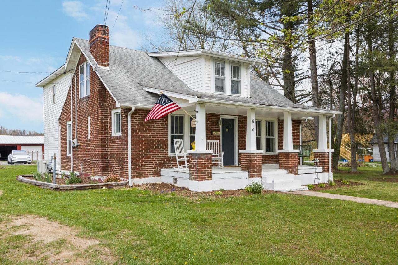 Charming 4 Bedroom Farmhouse With Large Backyard For Entertaining Mountain City Экстерьер фото