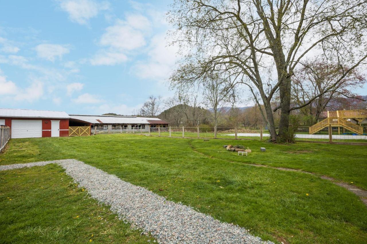 Charming 4 Bedroom Farmhouse With Large Backyard For Entertaining Mountain City Экстерьер фото